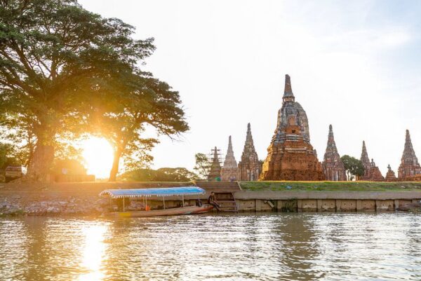 Bangkok Ayutthaya Thailand Fluss mit Tempelanlage