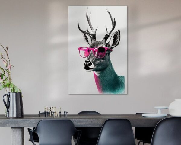 Cooler Hirsch mit rosa Sonnenbrille