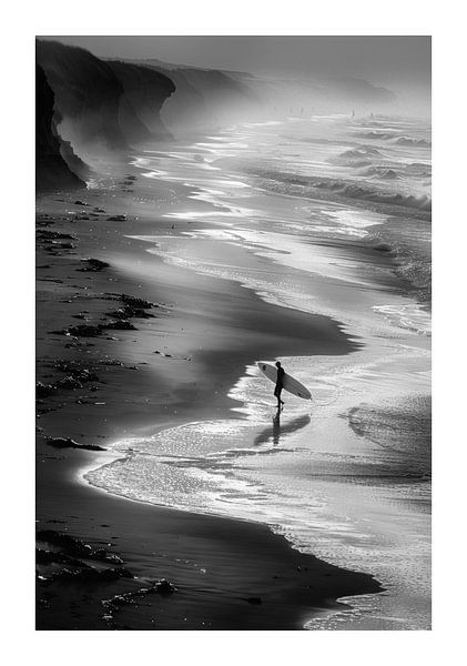 Einsamer Surfer am Strand mit Surfbrett bei Sonnenuntergang