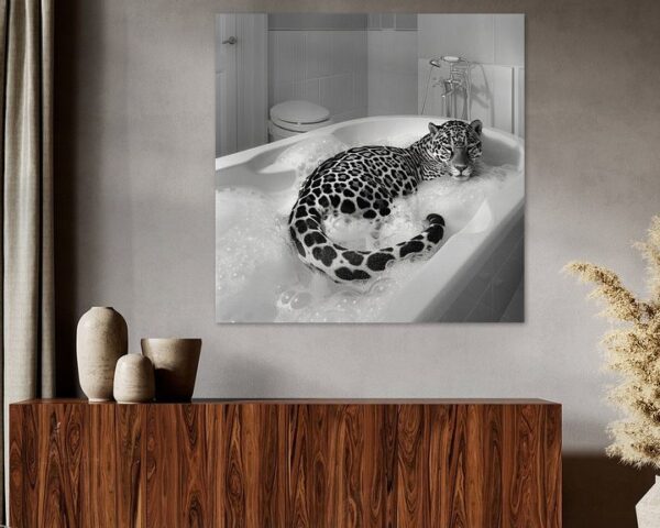 Eleganter Jaguar in der Badewanne - Ein atemberaubendes Badezimmerkunstwerk für Ihr WC