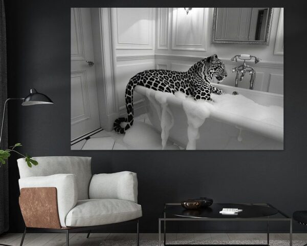 Eleganter Leopard im Badezimmer