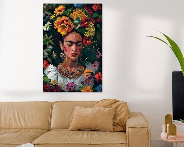 Fridas digitale Blumenkrone – Pixelkunst-Porträt für Retro-Kunst Enthusiasten und Sammler