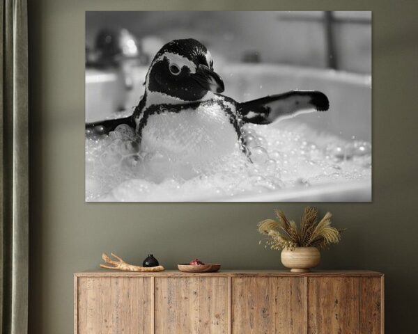 Fröhlicher Pinguin in der Badewanne - Ein bezauberndes Badezimmerbild für Ihr WC