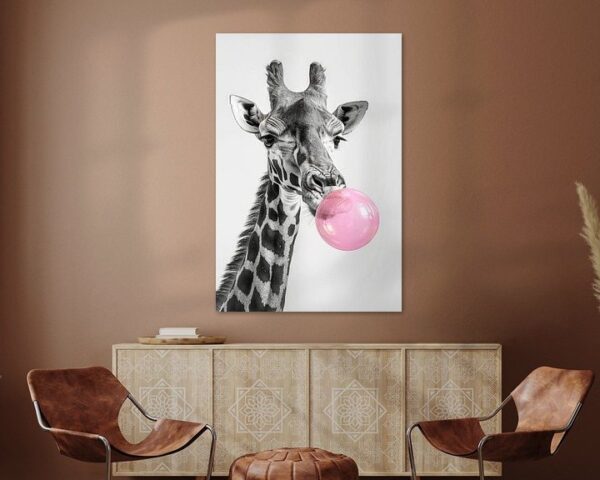 Giraffe Mit Rosa Ballon Im Maul, Schwarz-Weiß Porträt