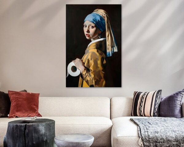 Moderne Vermeer: Das Mädchen mit dem Perlentuch mit Toilettenpapier-Rolle | Amüsante Badezimmer-Eleganz