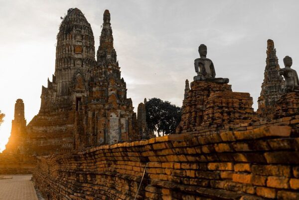 Mönche Bangkoks Ayutthaya Thailand alte Ruinen