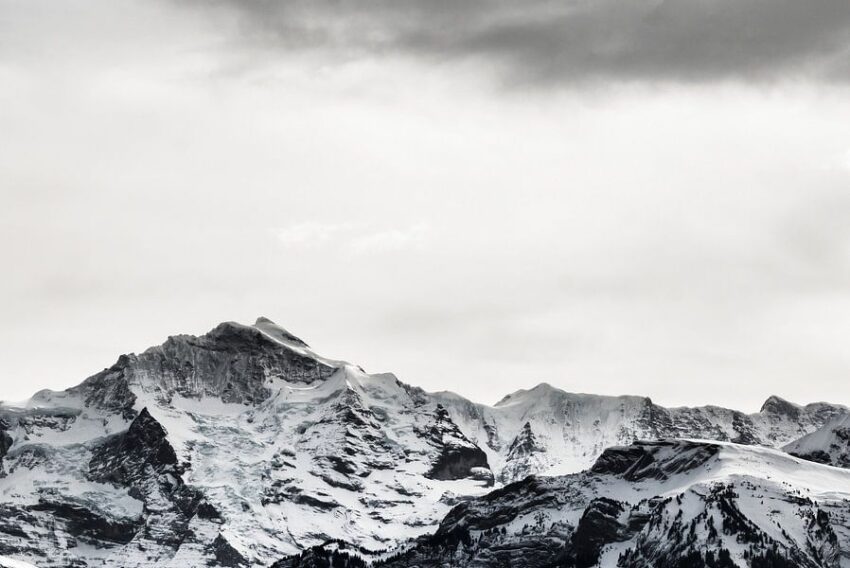 Schwarz-Weiß Berge in der Schweiz