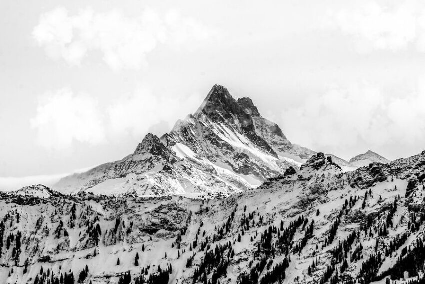 Schwarz-Weiß Berge in der Schweiz