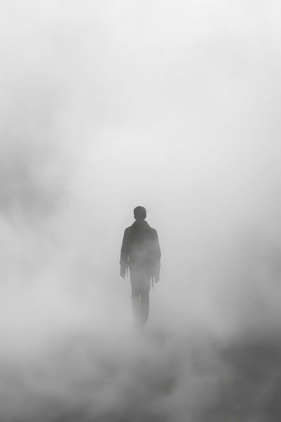 Einsamer Spaziergang im Nebel - Mystische Schwarzweiß-Fotografie