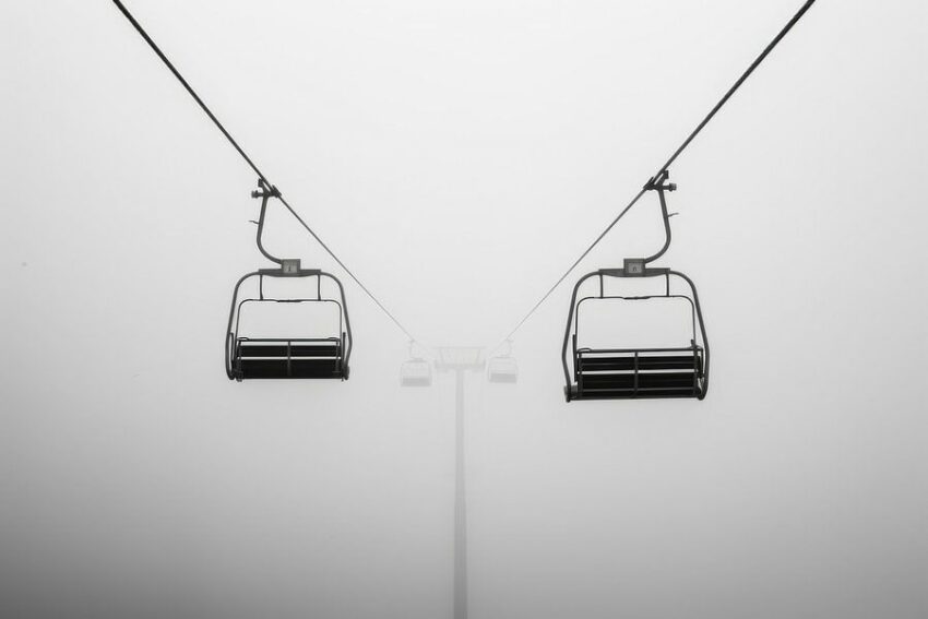 Skilift im Nebel