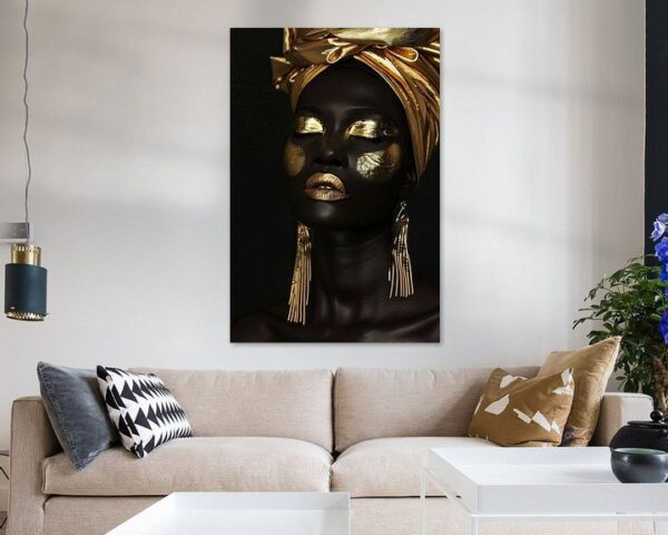 Afrikanische Frau in Gold