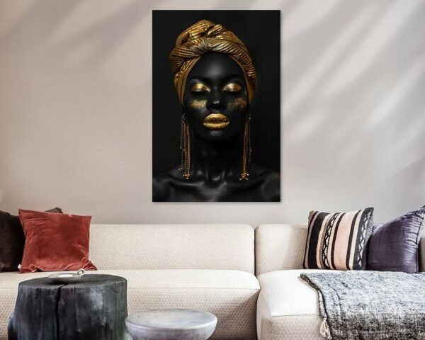 Afrikanische Frau in Gold