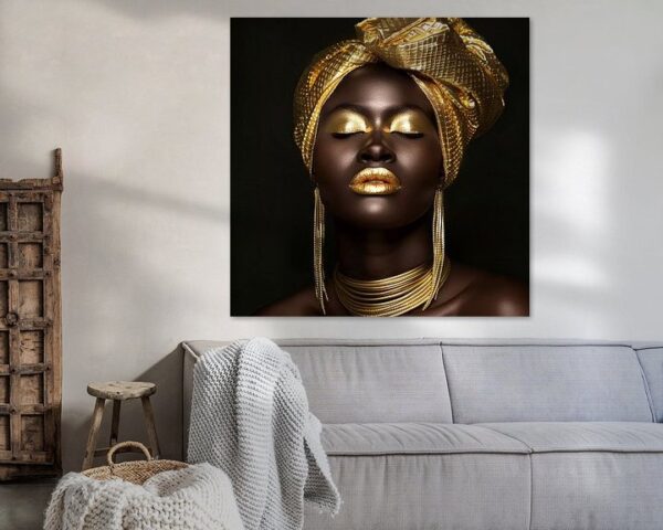 Afrikanische Frau in Gold