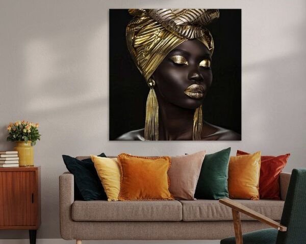 Afrikanische Frau in Gold