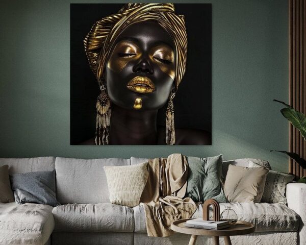 Afrikanische Frau in Gold