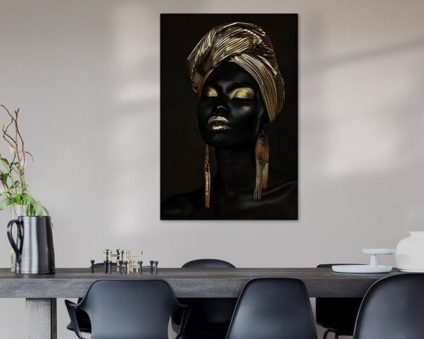 Afrikanische Frau in Gold