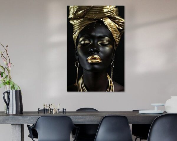 Afrikanische Frau in Gold