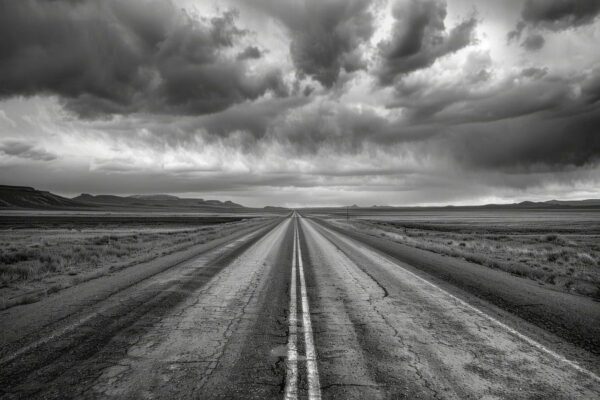 Endlose Weite – Schwarz-Weiß-Fotografie einer Straße