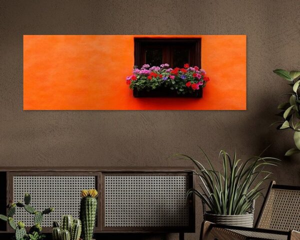 Bunte Blumen vor orangener Wand