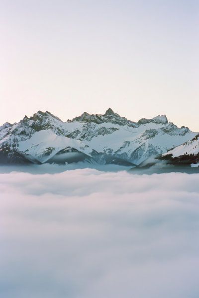 Gipfel über dem Wolkenmeer