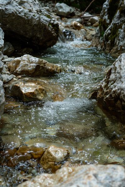 Klares Wasser zwischen den Felsen