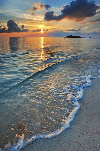 Sonnenuntergang am ruhigen Strand