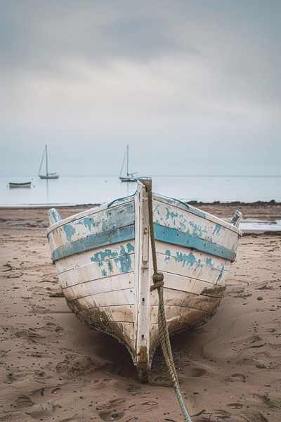 Stillgelegtes Boot am Strand