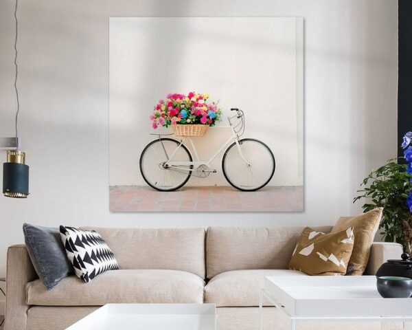 Blumen Fahrrad vor weißer Wand