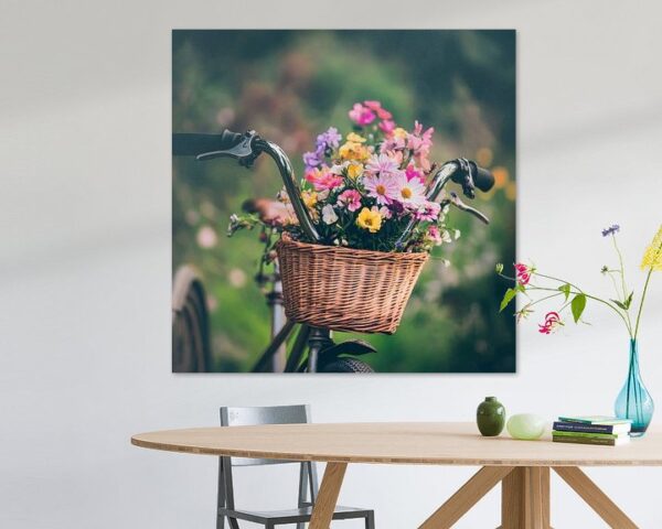 Blumen im Fahrradbasket dekoriert