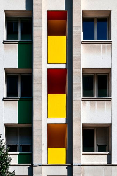 Bunte Balkone an moderner Fassade