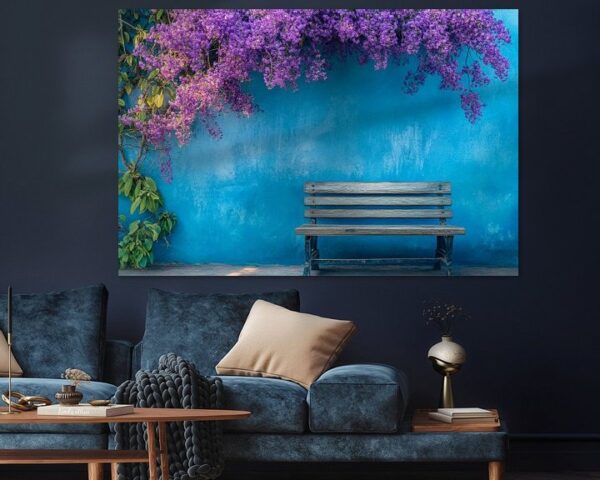 Blaue Wand mit Blumen