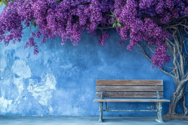 Blaue Wand mit Blumen