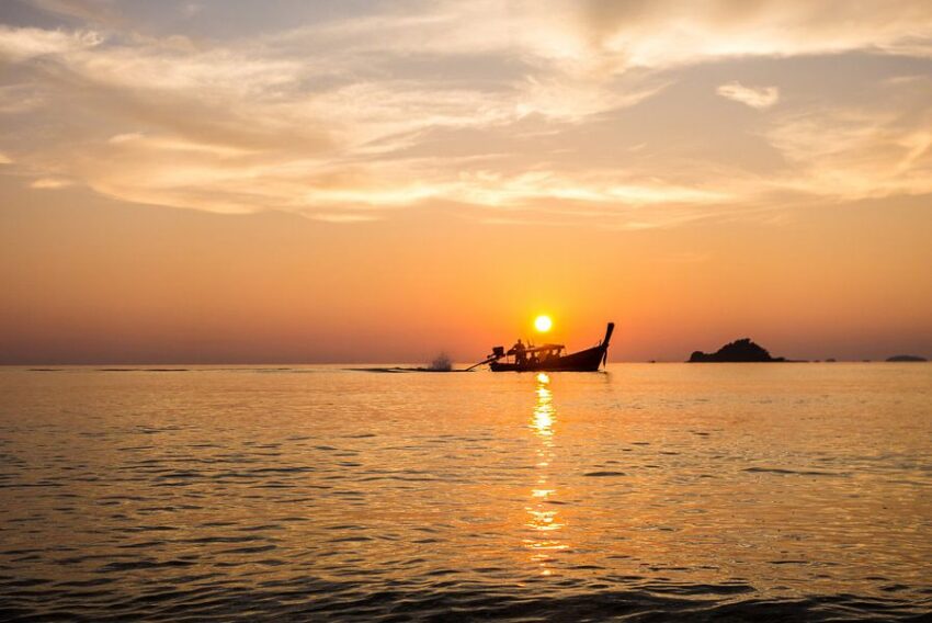 Fischerboot bei Sonnenuntergang