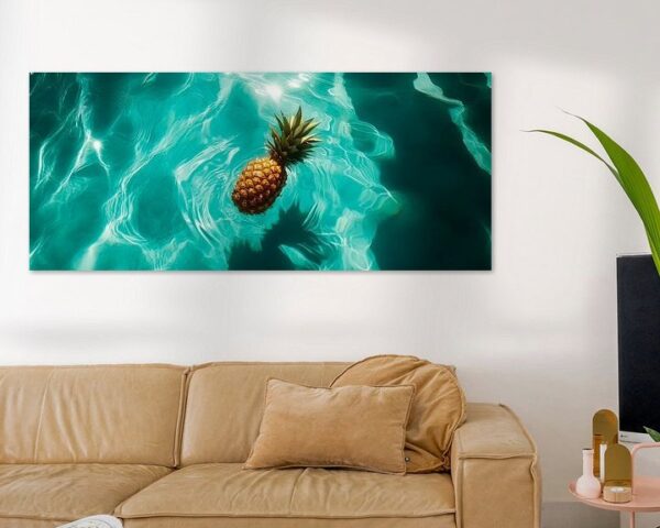 Ananas schwimmt im klaren Wasser