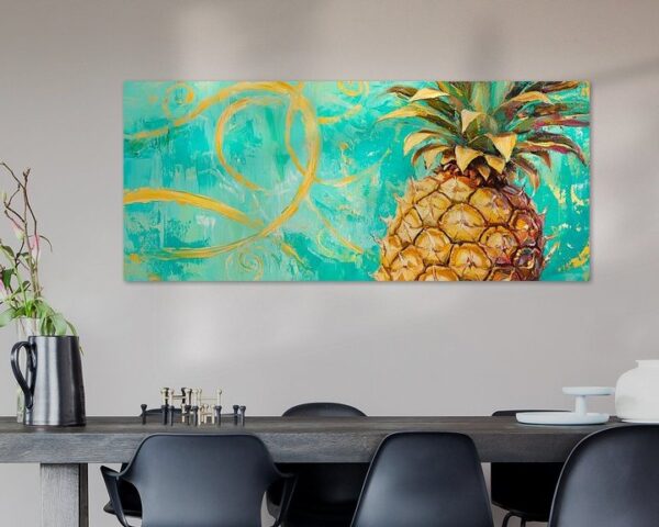 Ananas vor aquablauem Hintergrund