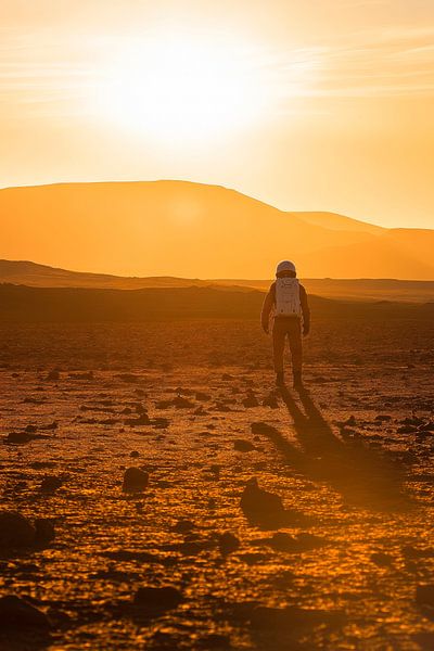 Astronaut bei Sonnenuntergang auf Marslandschaft