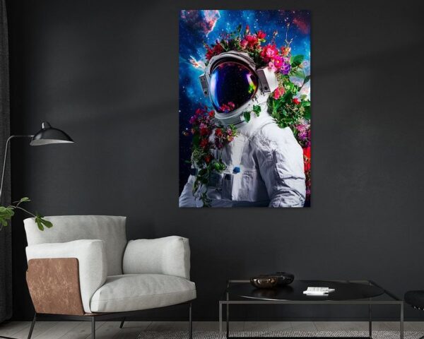 Astronaut mit Blumenkranz im All