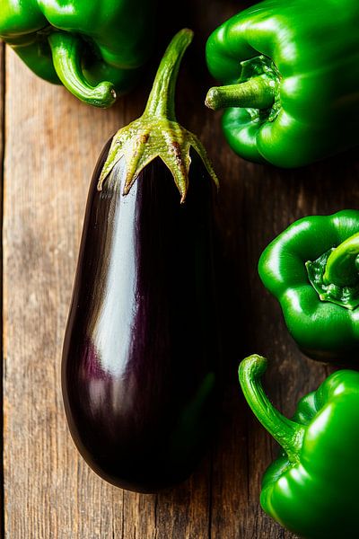 Aubergine und grüne Paprika auf Holz