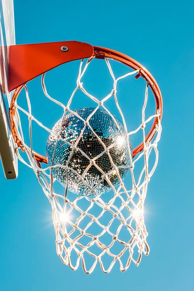 Basketballkorb im Sonnenlicht