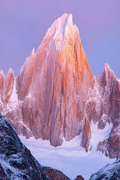 Berggipfel im Morgenlicht – Naturaufnahme