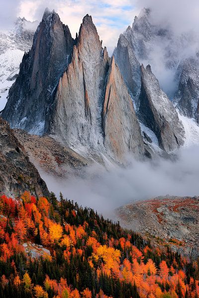 Berglandschaft im Herbstnebel