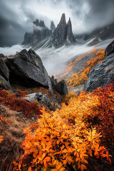 Berglandschaft im Herbstnebel