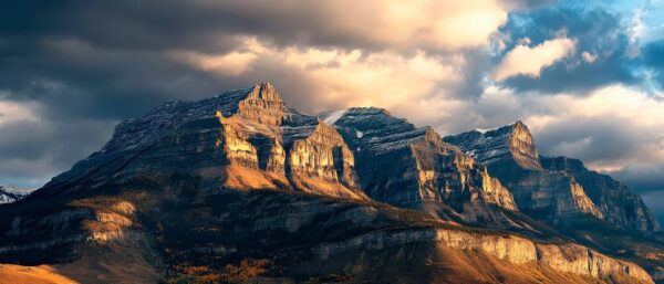 Berglandschaft unter dramatischem Himmel