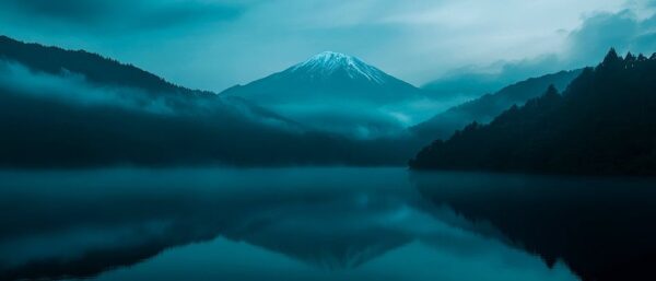 Bergwelt im Morgennebel am See