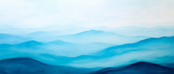 Blaue Berglandschaft im Nebel