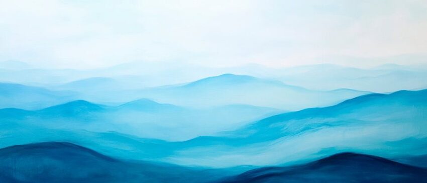 Blaue Berglandschaft im Nebel