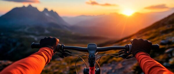 Blick auf den Sonnenuntergang beim Radfahren