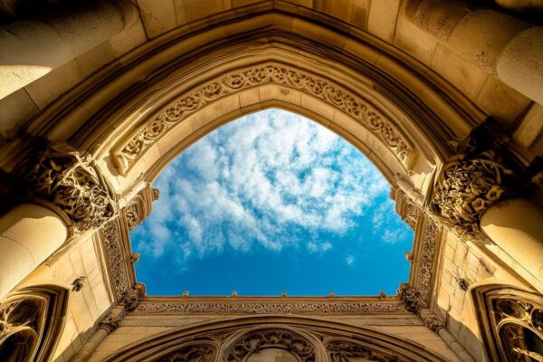 Blick durch ein historisches Portal zum Himmel