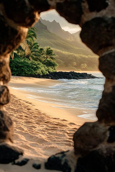 Blick durch Felsen auf den Strand