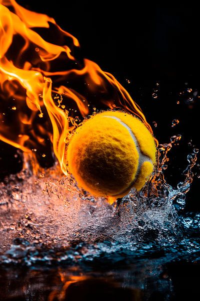 Brennender Tennisball im Wasser